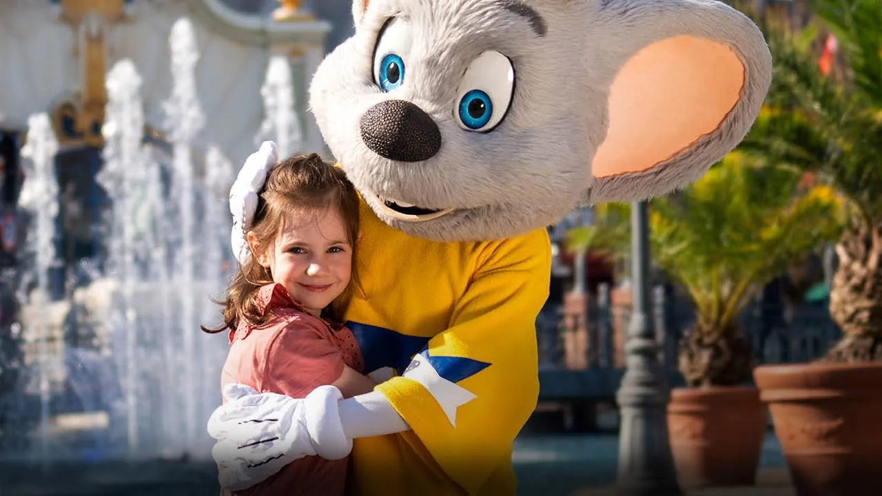 Euromaus, la mascotte souris d’Europa Park, enlace une petite fille
