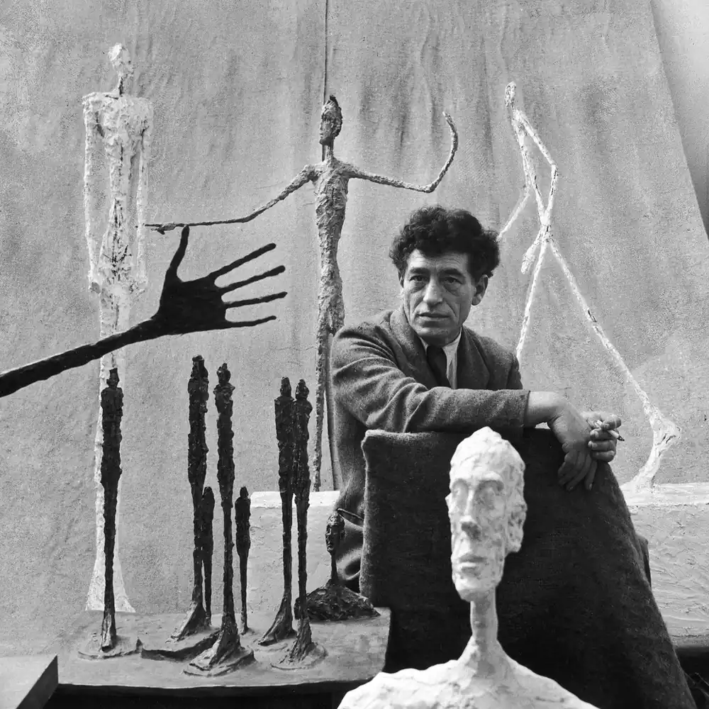 Alberto Giacometti dans son atelier, entoure de ses sculptures filiformes