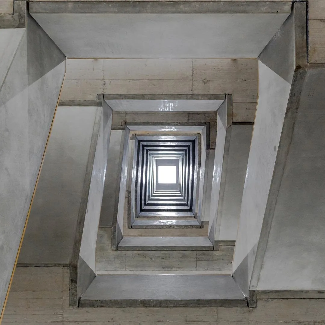Cage d escalier en beton photographiee en contre-plongee