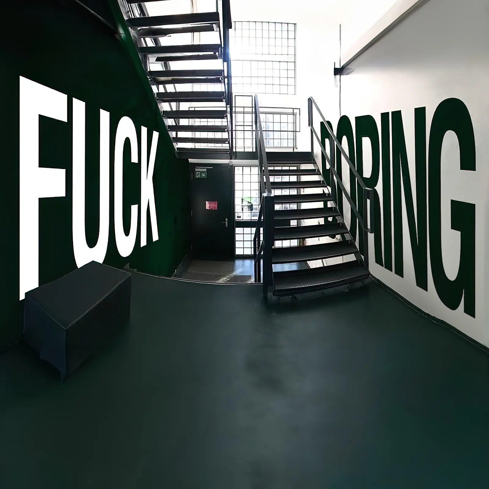 Fresque typographique geante dans la cage d escalier d une agence de publicite