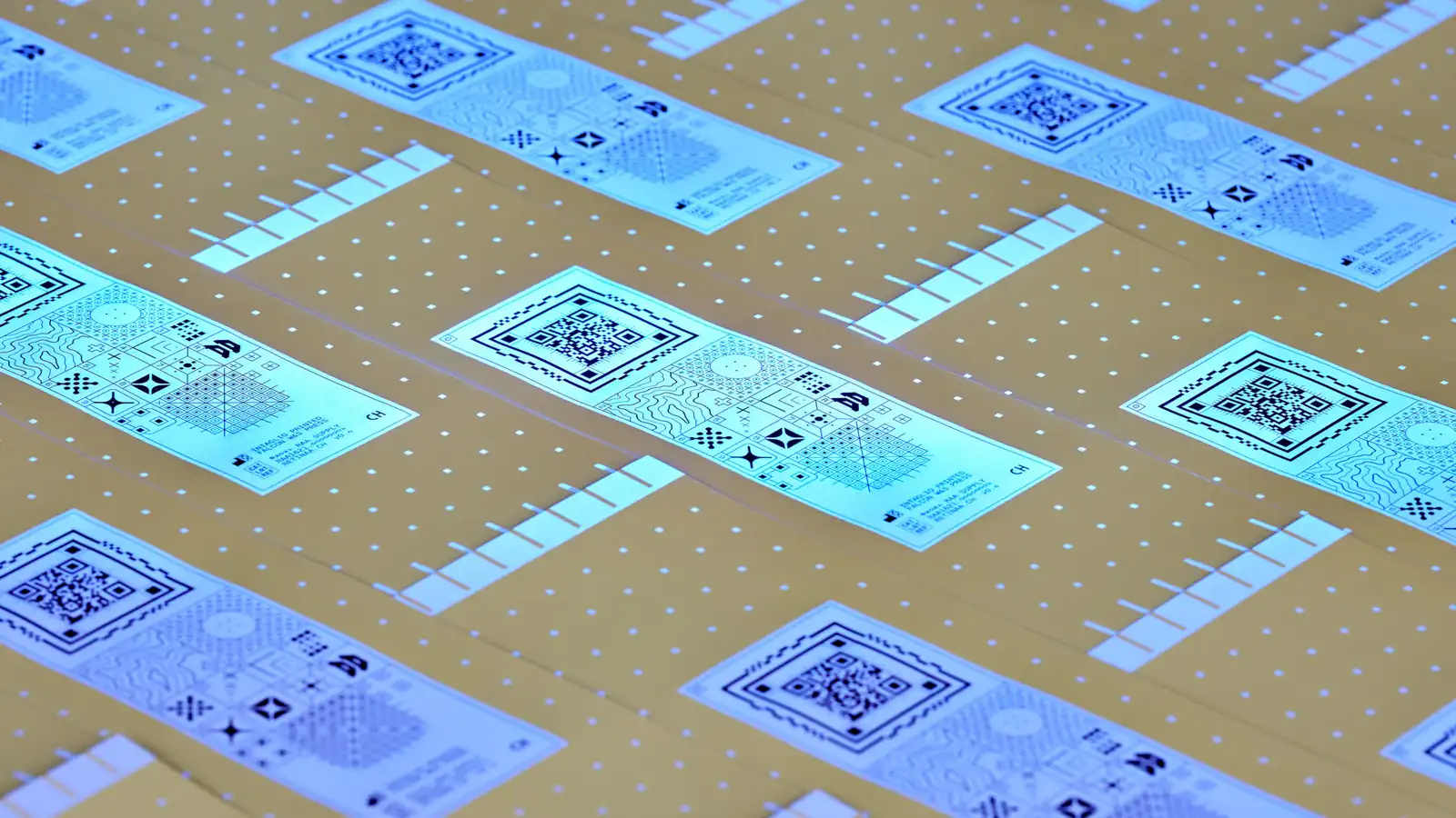 Étiquettes de sécurité bleues fluorescentes avec QR codes, imprimées en planche