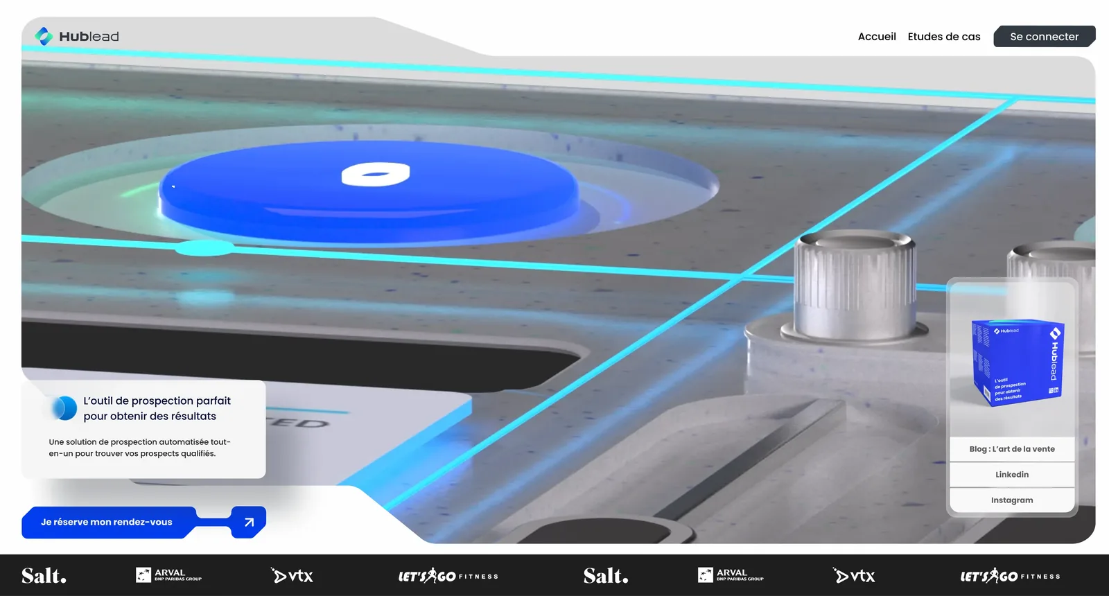 Bouton bleu lumineux et encart promouvant un outil de prospection automatisée