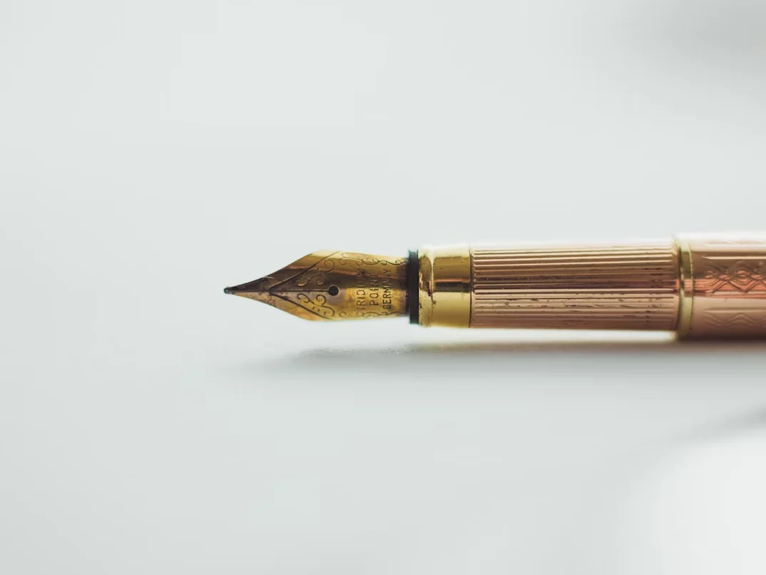 Stylo plume doré vue proche bonne qualité storytelling ferrstudio