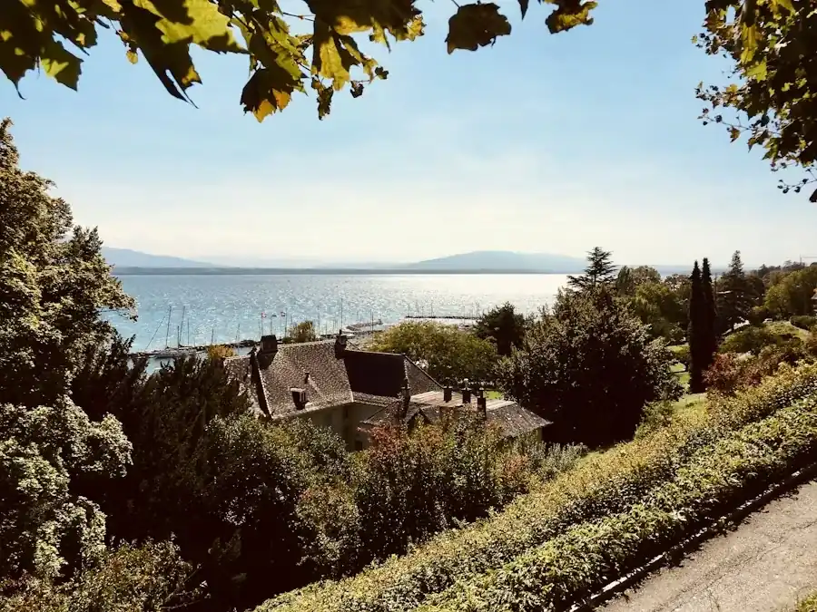 Vue sur le lac et les collines depuis Nyon, canton de Vaud