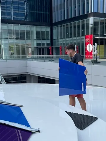 Personne debout sur la coque OMNI à côté de la Pyramide, échelle humaine, Winland Hangzhou