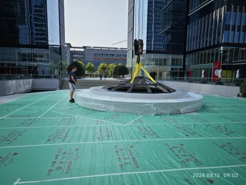 Installation de la Pyramide OMNI sur la coque, chantier Omni Plaza Hangzhou, vue aérienne