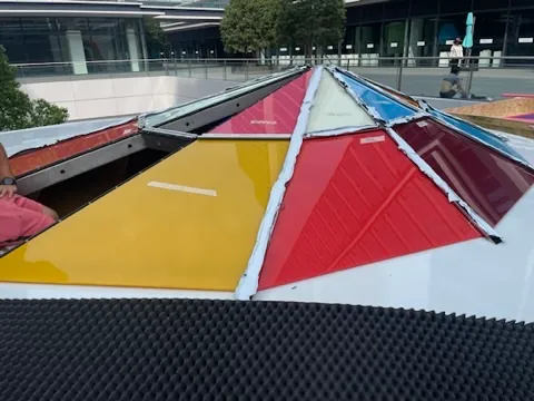 Détail des panneaux de verre peint multicolores de la Pyramide OMNI posés sur la coque Hangzhou