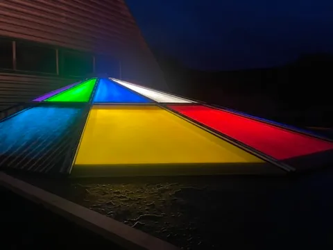 Pyramide OMNI illuminée de nuit, éclairage cardinal LED sur les panneaux de verre peint