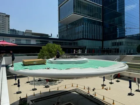 Pyramide OMNI et coque blanche installées entre les bâtiments Winland Blue Business Center Hangzhou