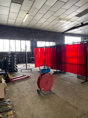 Atelier Martell serrurerie Rodez, panneaux de verre peint de la Pyramide OMNI alignés avant assemblage