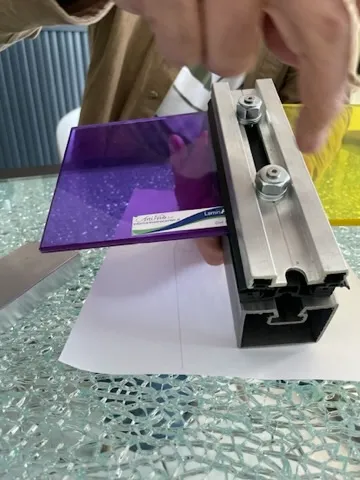 Maquette de la Pyramide OMNI en inox poli miroir, prototype avant fabrication des verres peints