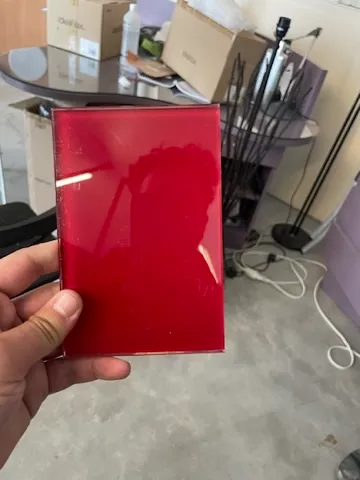 Panneau de verre peint rouge de la Pyramide OMNI en atelier, fabrication Martell serrurerie Aveyron