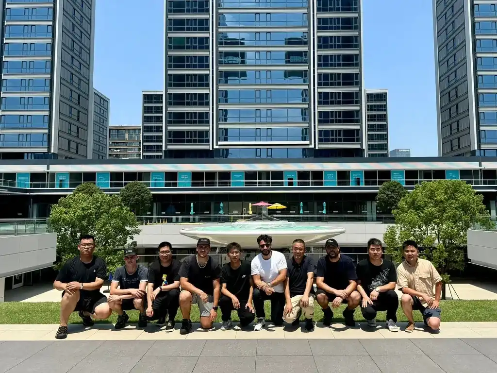 Équipe projet OMNI à Hangzhou, Christopher Fernandes et collaborateurs devant l'installation Winland