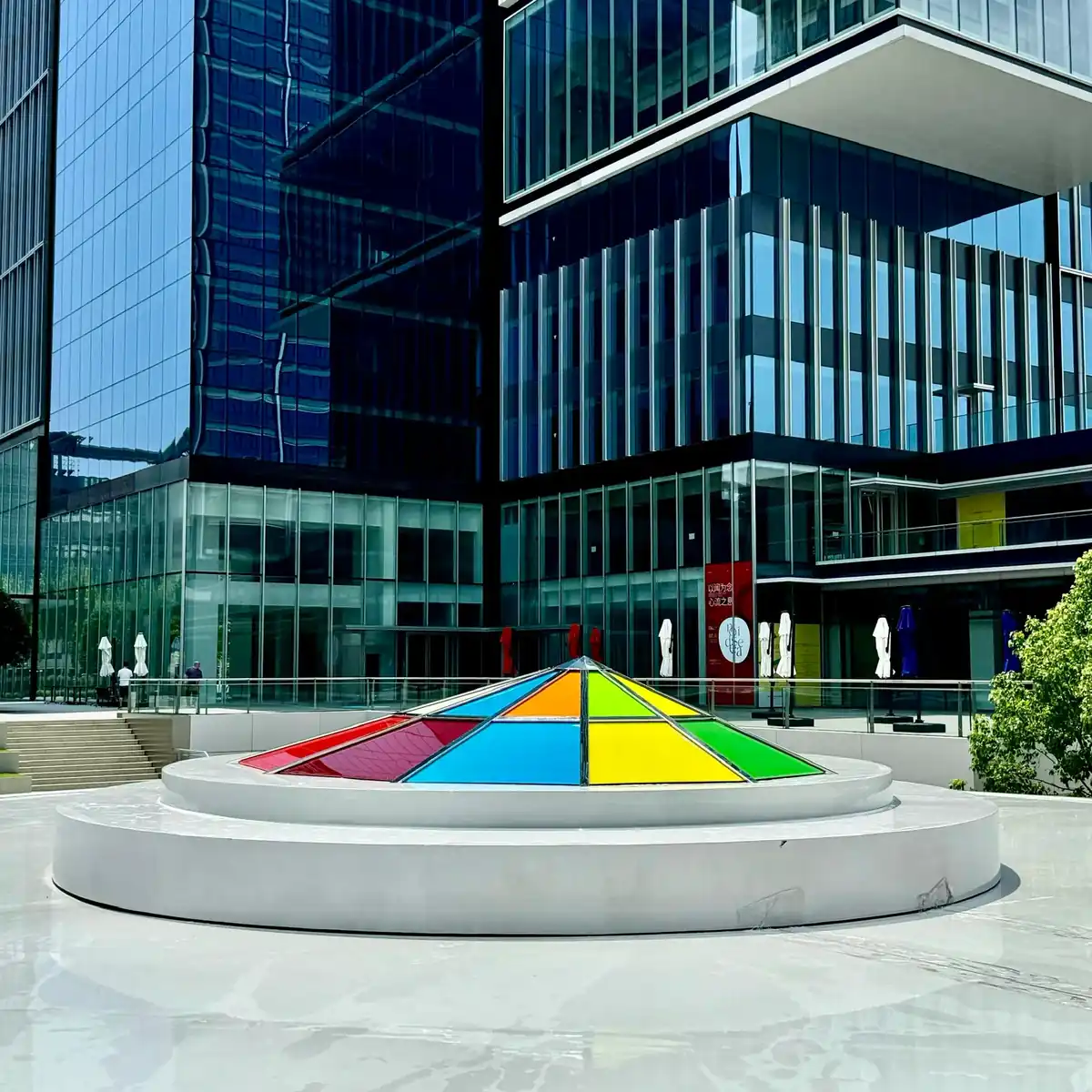 Pyramide OMNI au pied des tours Winland Blue Business Center Hangzhou, panneaux multicolores sur coque blanche