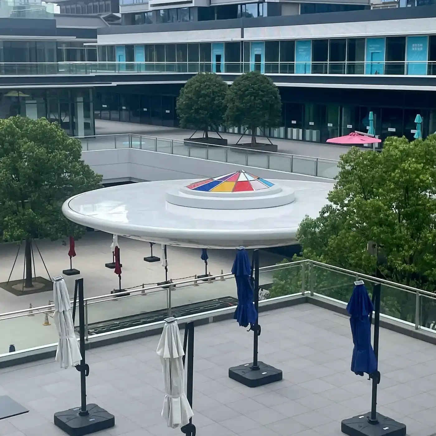 Vue depuis la terrasse Winland, OMNI et Pyramide colorée suspendues au-dessus de la place Hangzhou