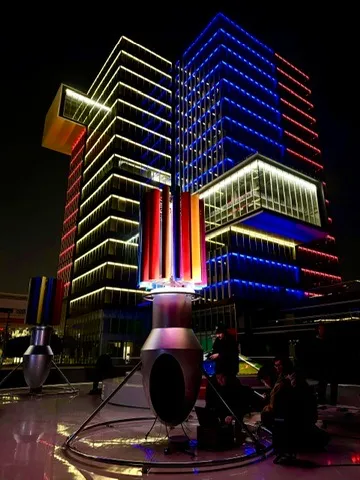 Windturbine OMNI illuminée extérieur nuit, pales multicolores, installation