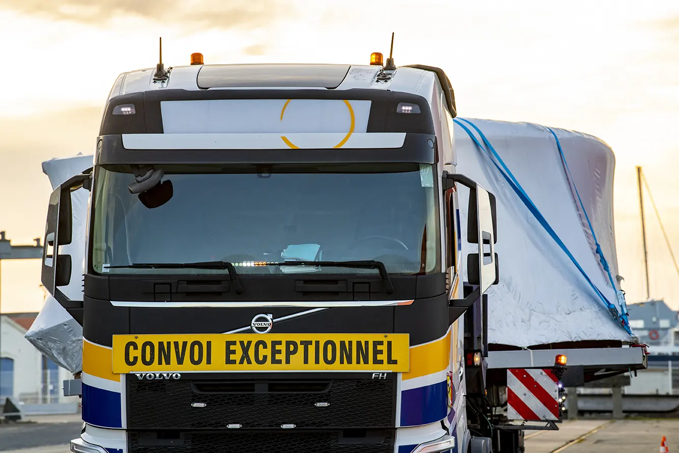 Transport convoi exceptionnel sculpture OMNI Monumental vers Hangzhou, logistique Ferr Studio Patrice Moullet