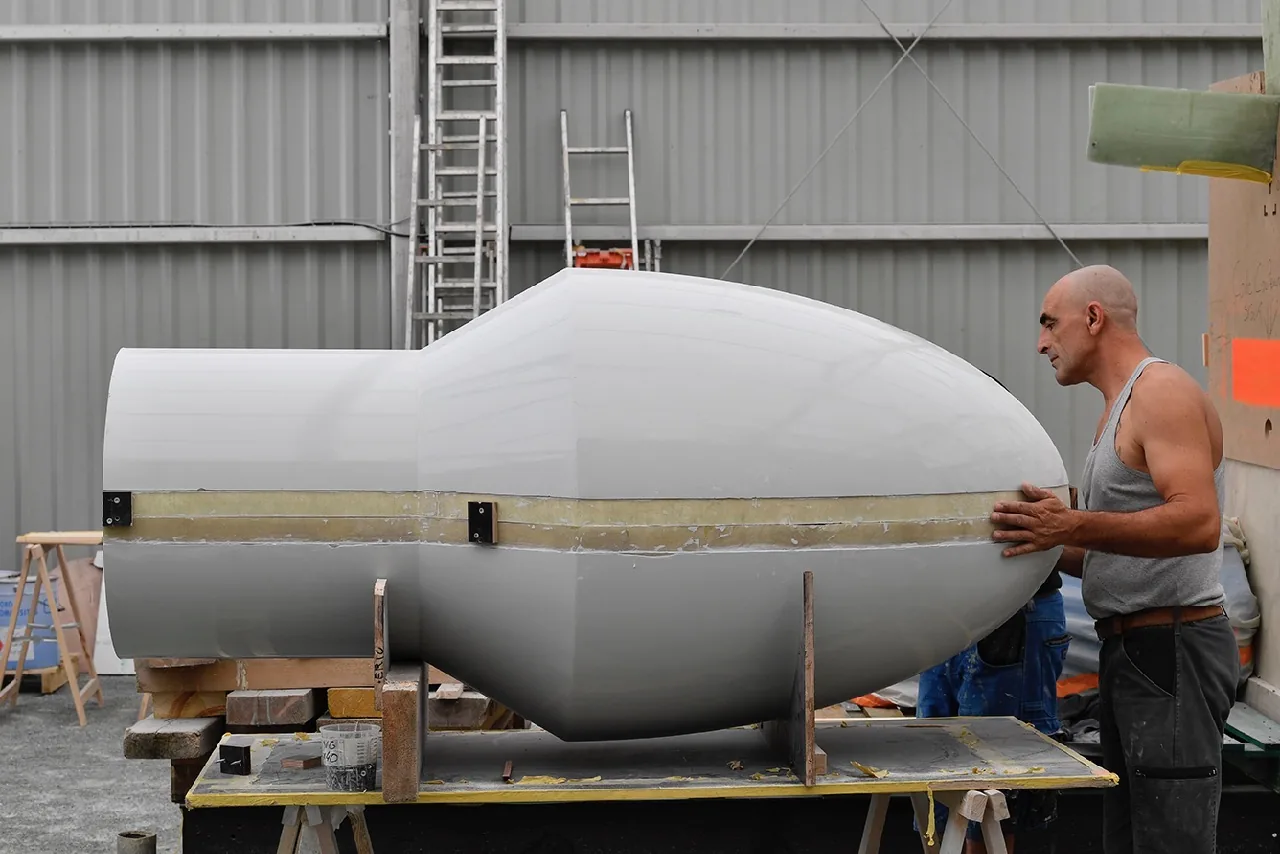 Coque de l'éolienne OMNI — fabrication Yachtconcept, Chantier de l'Arsenal, La Rochelle