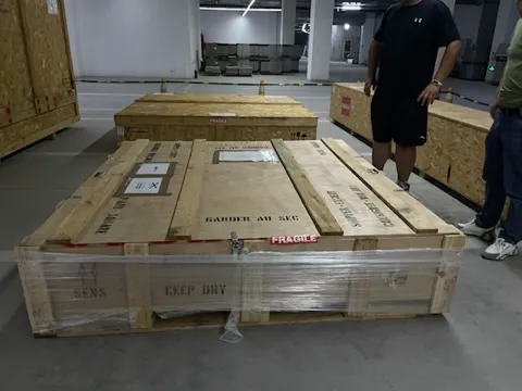 Construction The Square OMNI, structure en bois et cadre montage plaques bronze Hangzhou