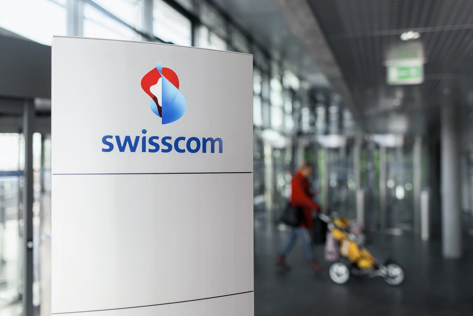 Totem de signaletique Swisscom dans le hall d un batiment