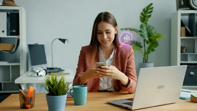 Utilisatrice de Seed Up devant son ordinateur portable au bureau