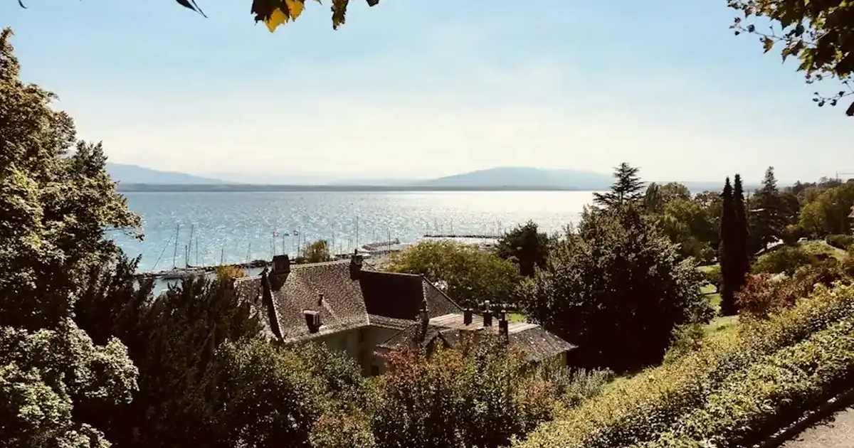 Vue sur le lac et les collines depuis Nyon, canton de Vaud